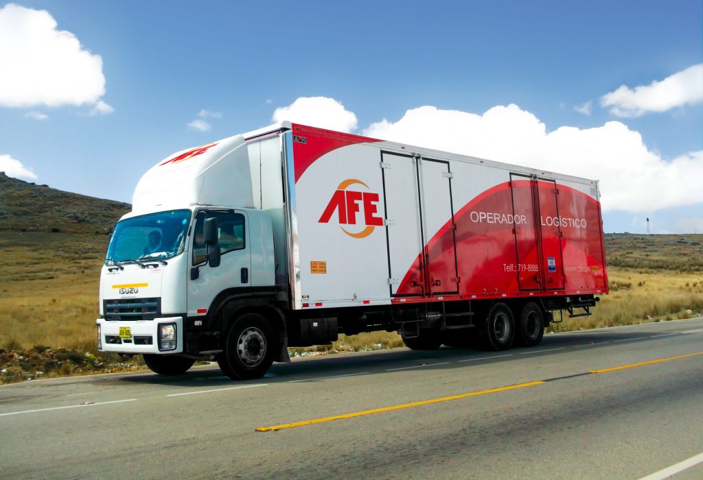 Imagen 32 <img src="courier-entrega-paquete.jpg" alt="Courier entregando paquete a cliente">