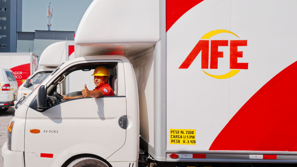 DSCF5865 DxO Camión de courier utilizado para entregas a tiempo en operación logística