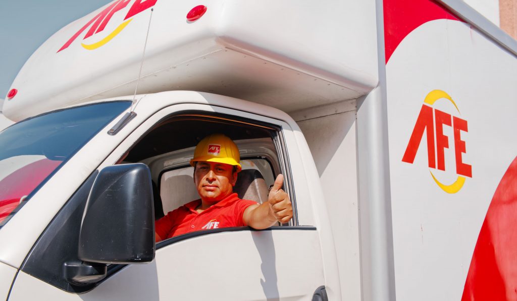 servicio de courier realizando entrega rápida y segura