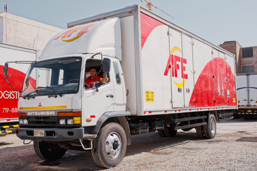 DSCF5916 DxO equipo logístico planificando rutas de entregas para optimizar tiempos y cumplir con los envíos